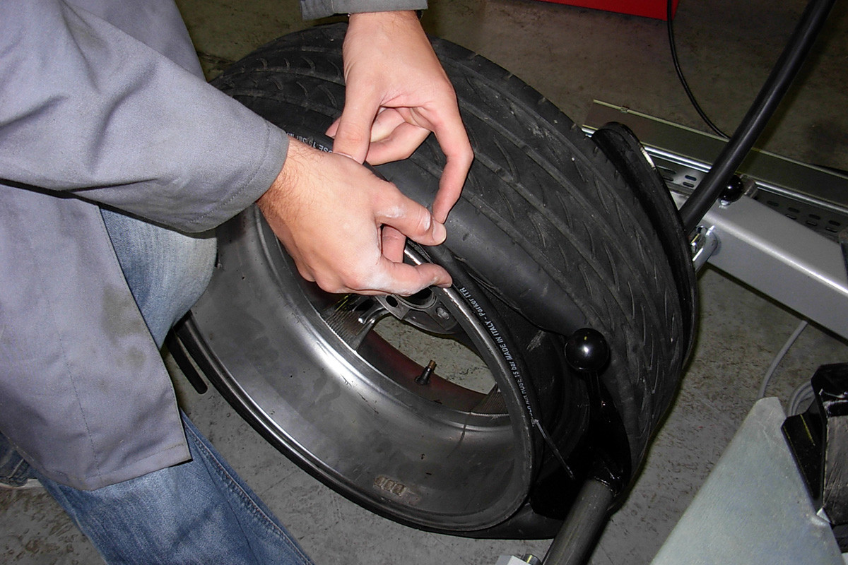 Odtláčanie pneumatiky pomocou gumenej hadičky