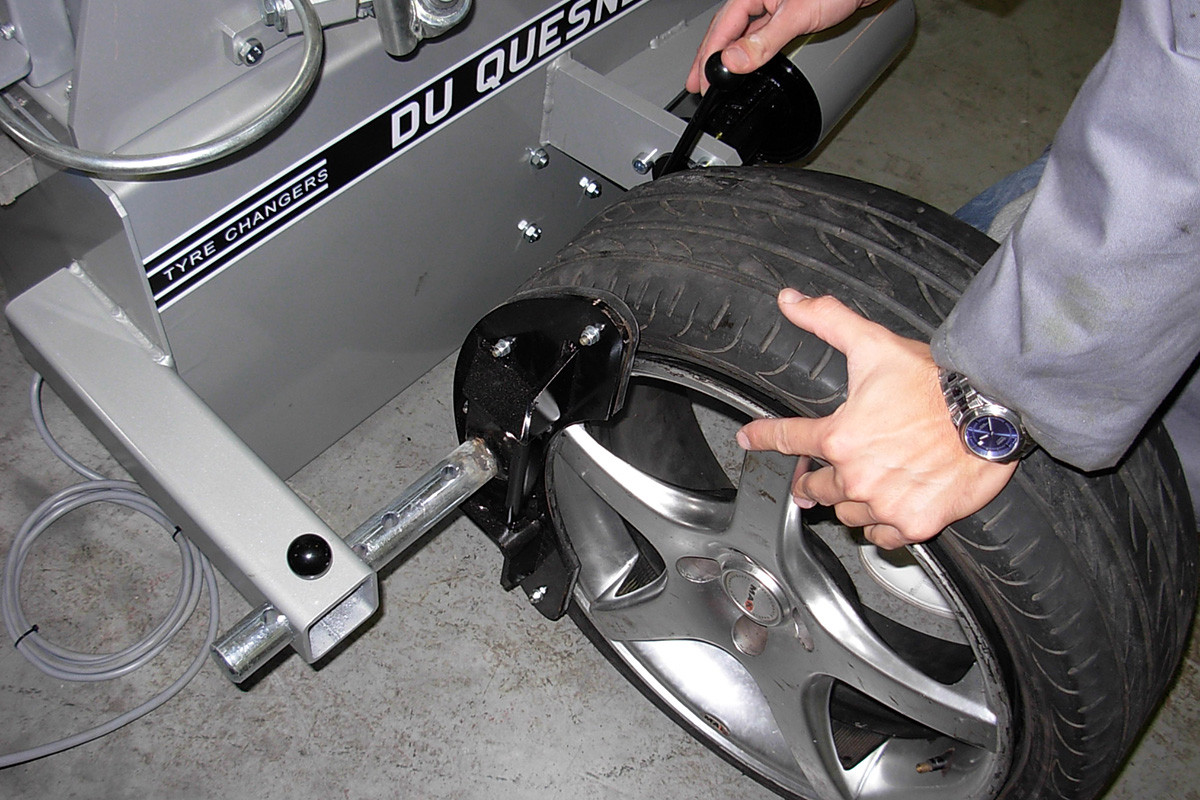 Kolíkový systém na demontáž pneumatiky