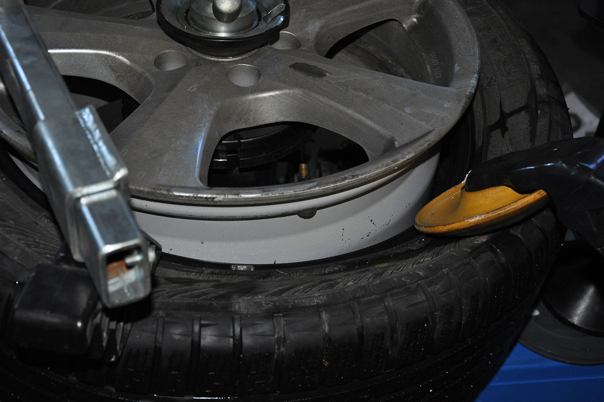 Odtlačenie a stlačenie vonkajšej pätky pneumatiky