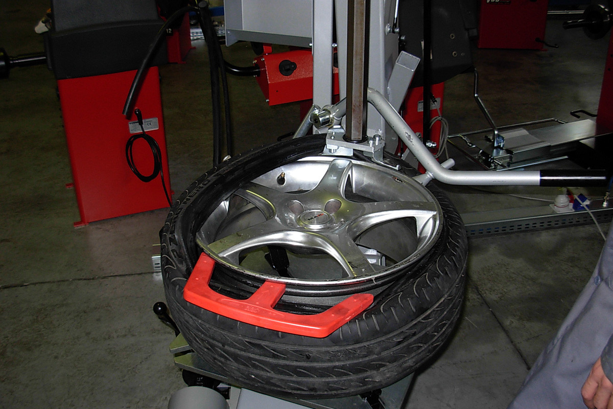 Vkladanie trojzubca medzi disk a pätku pneumatiky